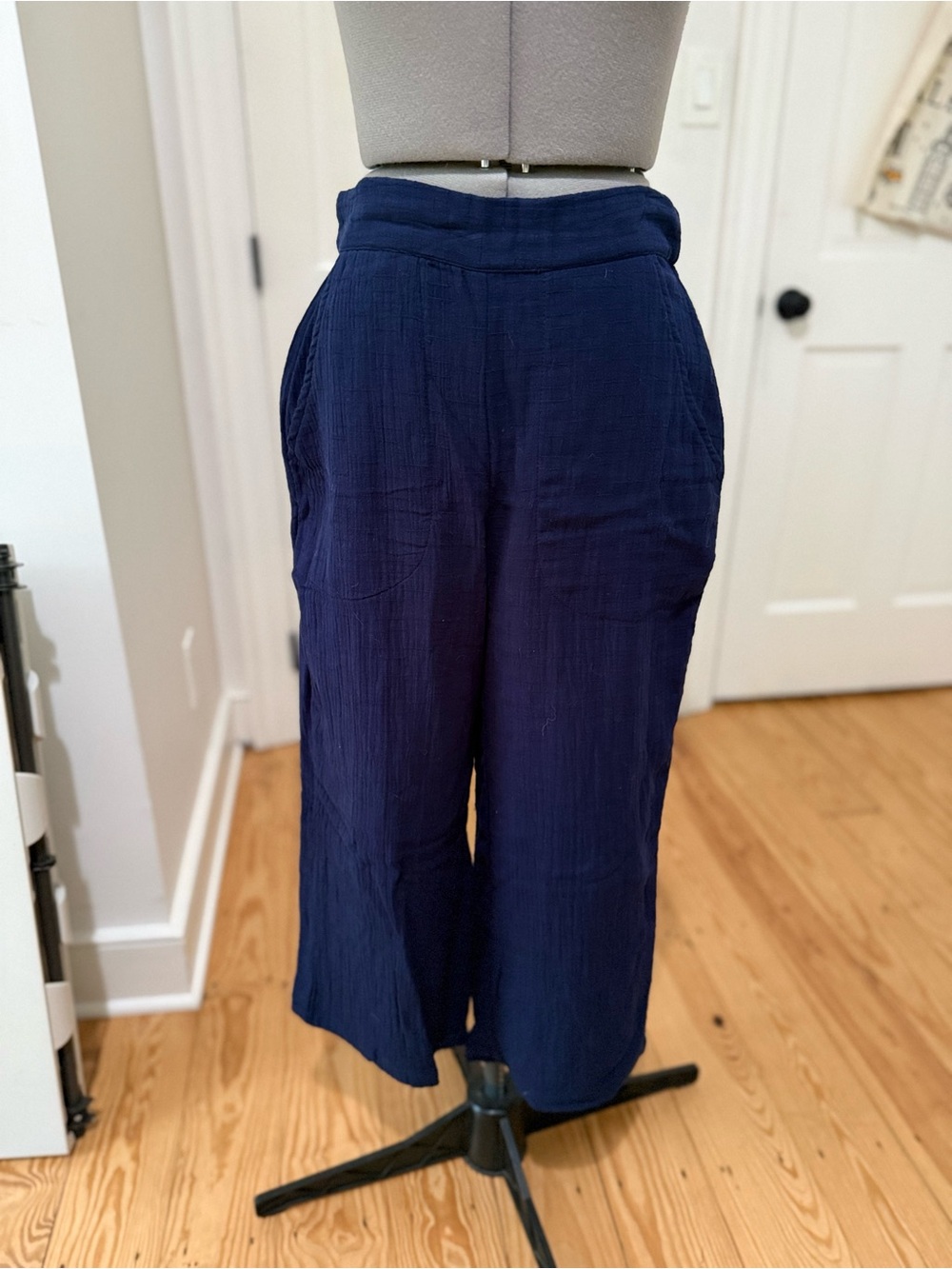 Women's Navy Wide-Leg Crop Pants with Elastic Waist